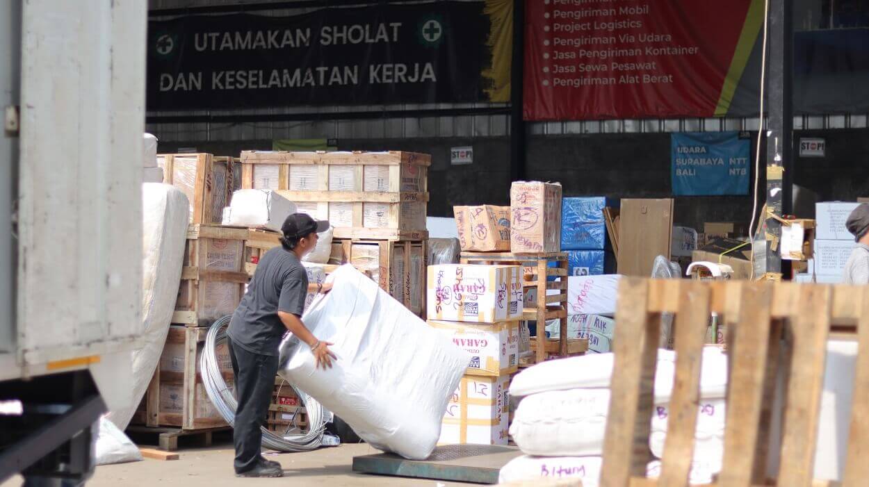 jasa ekspedisi kupang bali murah dan dijamin aman klik logistics